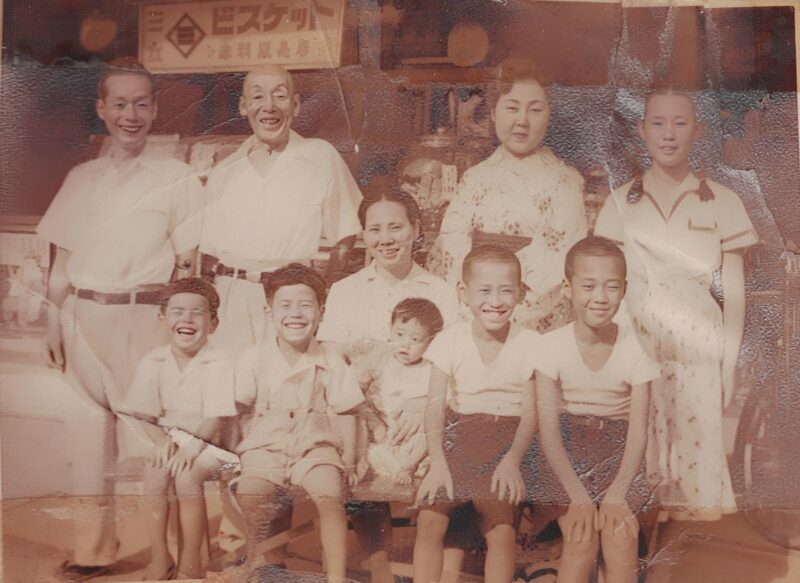 赤羽店開店当時の家族写真